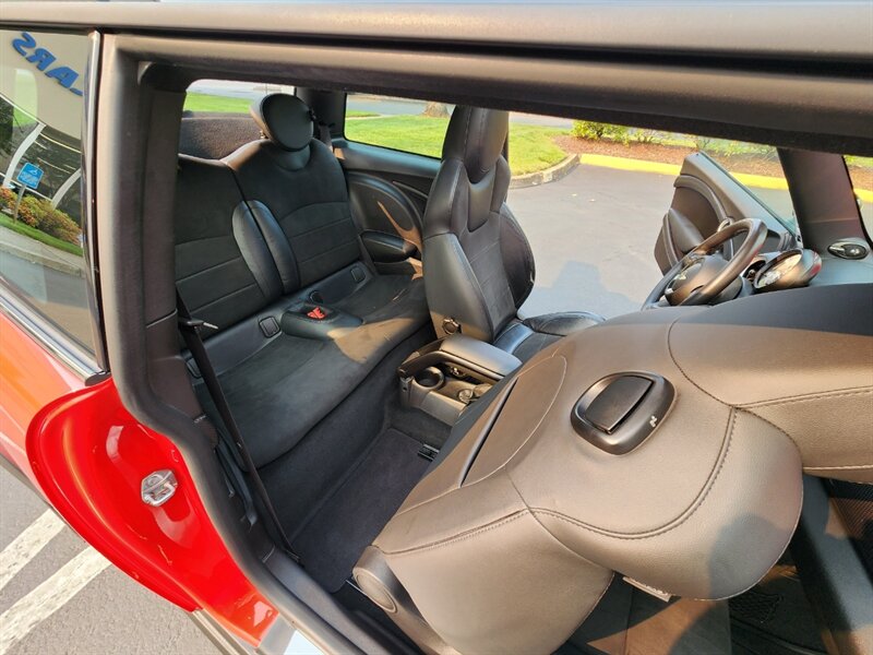 2013 MINI Cooper S 1.6L TURBO / Leather / PANO ROOF / 6-SPEED MANUAL / Hardtop / COLD WEATHER PKG / Continental Tires - Photo 16 - Portland, OR 97217