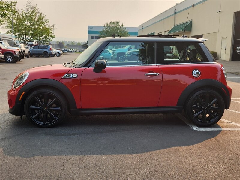 2013 MINI Cooper S 1.6L TURBO / Leather / PANO ROOF / 6-SPEED MANUAL / Hardtop / COLD WEATHER PKG / Continental Tires - Photo 3 - Portland, OR 97217