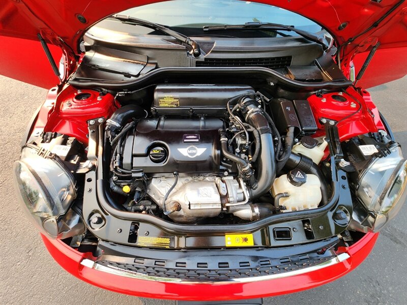 2013 MINI Cooper S 1.6L TURBO / Leather / PANO ROOF / 6-SPEED MANUAL / Hardtop / COLD WEATHER PKG / Continental Tires - Photo 31 - Portland, OR 97217