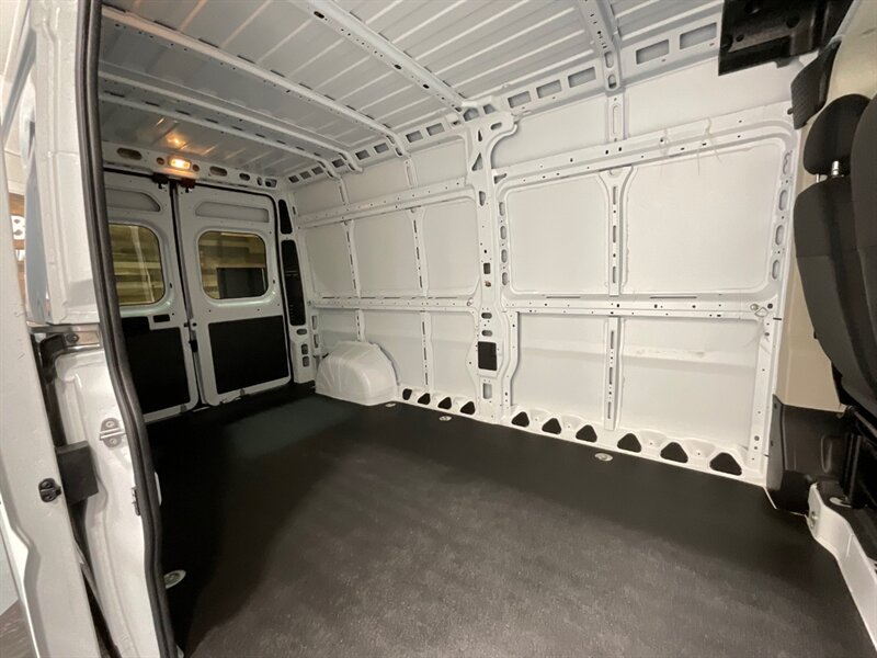 2022 RAM ProMaster 2500 CARGO VAN / HIGHROOF & 159 " WB / 3,000 MILES  / Backup Camera / LIKE NEW CONDITION - Photo 33 - Gladstone, OR 97027