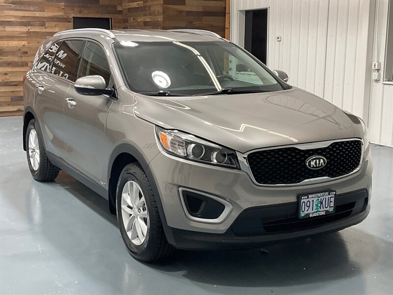 2018 Kia Sorento LX Sport Utility AWD / 3RD ROW SEAT / 27,000 MILES  / Backup Camera / Heated Seats / LOCAL SUV - Photo 2 - Gladstone, OR 97027