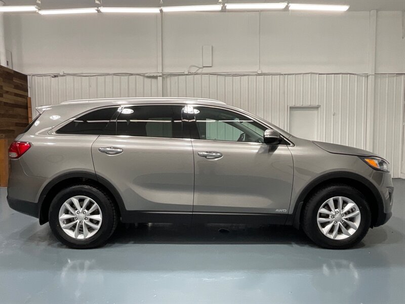 2018 Kia Sorento LX Sport Utility AWD / 3RD ROW SEAT / 27,000 MILES  / Backup Camera / Heated Seats / LOCAL SUV - Photo 4 - Gladstone, OR 97027