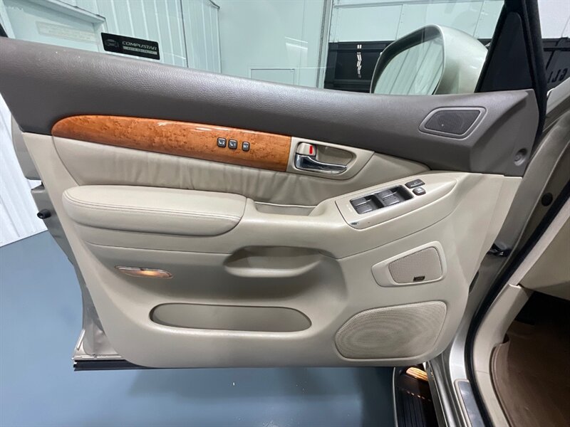 2005 Lexus GX 470 Sport Utility 4X4 / 4.7L V8 / LIFTED /TRD WHEELS / THIRD ROW SEAT / EIBACH PRO LIFT KIT / LUGGAGE RACK / ZERO RUST/ FRESH TIMING BELT +WATER PUMP SERVICE DONE - Photo 31 - Gladstone, OR 97027