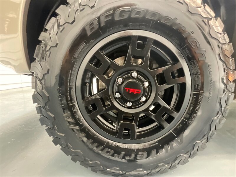2005 Lexus GX 470 Sport Utility 4X4 / 4.7L V8 / LIFTED /TRD WHEELS / THIRD ROW SEAT / EIBACH PRO LIFT KIT / LUGGAGE RACK / ZERO RUST/ FRESH TIMING BELT +WATER PUMP SERVICE DONE - Photo 50 - Gladstone, OR 97027