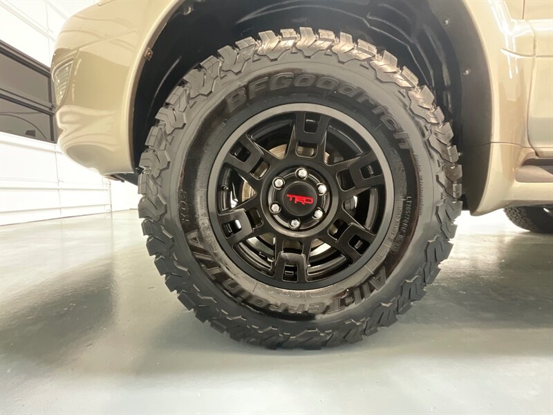 2005 Lexus GX 470 Sport Utility 4X4 / 4.7L V8 / LIFTED /TRD WHEELS / THIRD ROW SEAT / EIBACH PRO LIFT KIT / LUGGAGE RACK / ZERO RUST/ FRESH TIMING BELT +WATER PUMP SERVICE DONE - Photo 23 - Gladstone, OR 97027