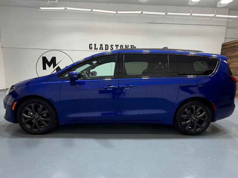 2019 Chrysler Pacifica Limited Minivan /S Appearance Pkg / Panoramic Roof  /Leather w. Heated & Cooled Seats - Photo 3 - Gladstone, OR 97027