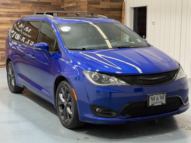 2019 Chrysler Pacifica Limited Minivan /S Appearance Pkg / Panoramic Roof  /Leather w. Heated & Cooled Seats - Photo 2 - Gladstone, OR 97027