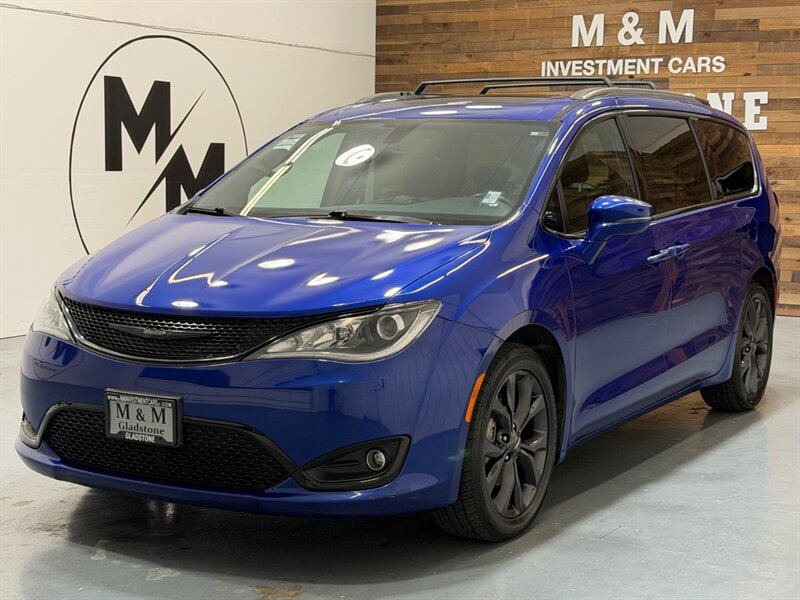 2019 Chrysler Pacifica Limited Minivan /S Appearance Pkg / Panoramic Roof  /Leather w. Heated & Cooled Seats - Photo 1 - Gladstone, OR 97027