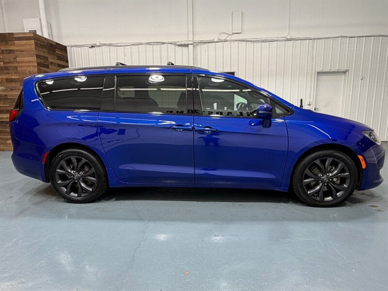 2019 Chrysler Pacifica Limited Minivan /S Appearance Pkg / Panoramic Roof  /Leather w. Heated & Cooled Seats - Photo 4 - Gladstone, OR 97027