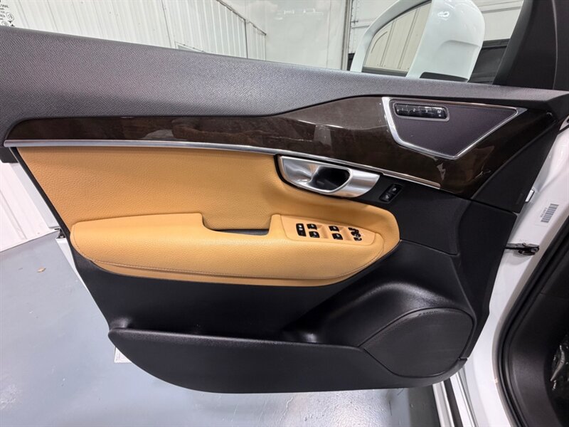 2018 Volvo XC90 T6 Momentum AWD 3RD ROW SEAT Panoramic Sunroof / Momentum Plus Pkg - Photo 32 - Gladstone, OR 97027