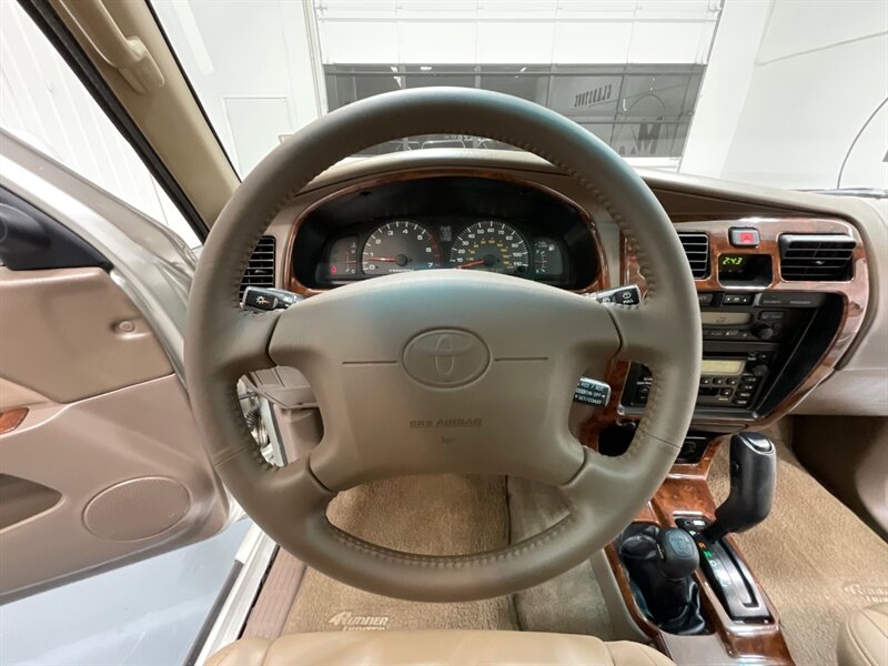2000 Toyota 4Runner Limited 4X4 / 3.4L V6 / Rear Diff Lock / 1-OWNER  / LOCAL TOYOTA w. ZERO RUST / TIMING BELT SERVICE DONE - Photo 16 - Gladstone, OR 97027