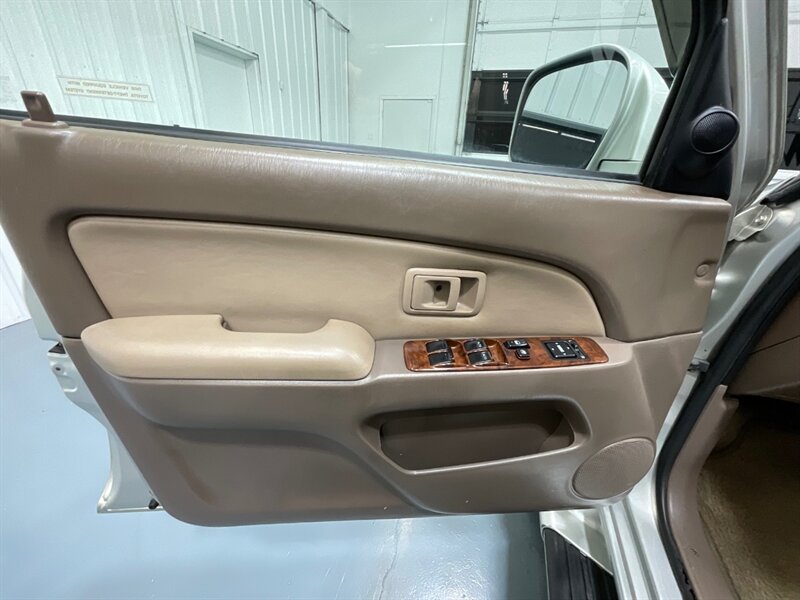 2000 Toyota 4Runner Limited 4X4 / 3.4L V6 / Rear Diff Lock / 1-OWNER  / LOCAL TOYOTA w. ZERO RUST / TIMING BELT SERVICE DONE - Photo 32 - Gladstone, OR 97027