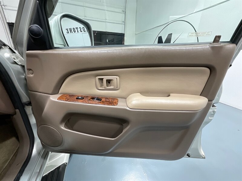 2000 Toyota 4Runner Limited 4X4 / 3.4L V6 / Rear Diff Lock / 1-OWNER  / LOCAL TOYOTA w. ZERO RUST / TIMING BELT SERVICE DONE - Photo 33 - Gladstone, OR 97027