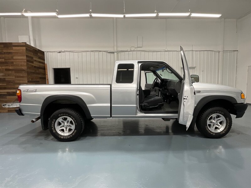 2004 Mazda B4000 SE 4X4 / 4.0L V6 / 5-SPEED MANUAL  / LOCAL TRUCK w. ZERO RUST - Photo 32 - Gladstone, OR 97027