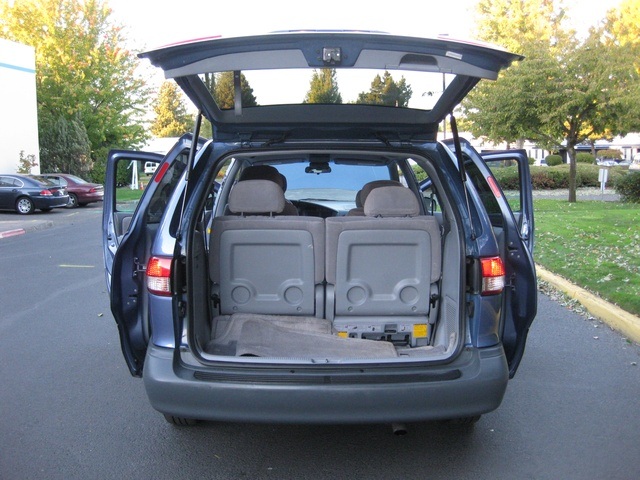 2002 Toyota Sienna LE   - Photo 11 - Portland, OR 97217