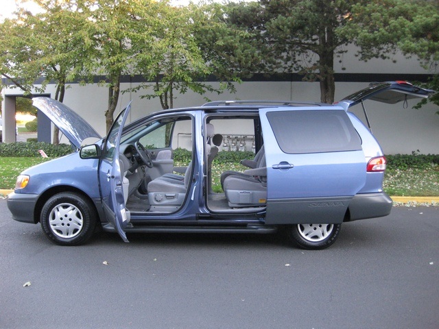 2002 Toyota Sienna LE   - Photo 9 - Portland, OR 97217