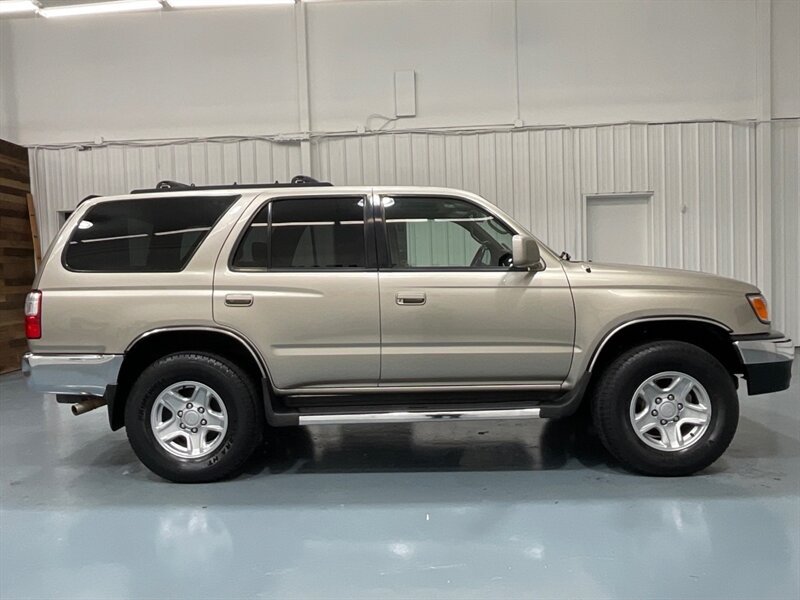 2002 Toyota 4Runner SR5 4X4 / V6 / 1-OWNER / 102,000 MILES  / FRESH TIMING BELT SERVICE DONE - Photo 4 - Gladstone, OR 97027