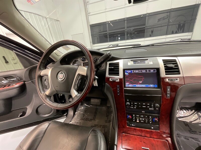 2013 Cadillac Escalade Premium Sport Utility AWD / 6.2L V8 / FULLY LOADED  / Leather w. Heated & Cooled Seats / DVD / Navigation / Backup Camera / 3RD ROW SEAT - Photo 16 - Gladstone, OR 97027