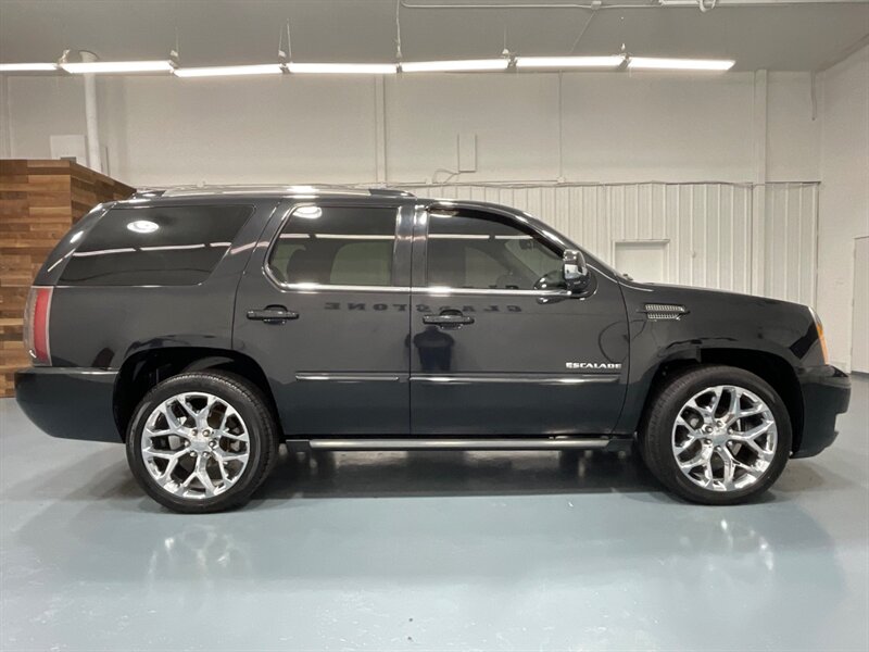 2013 Cadillac Escalade Premium Sport Utility AWD / 6.2L V8 / FULLY LOADED  / Leather w. Heated & Cooled Seats / DVD / Navigation / Backup Camera / 3RD ROW SEAT - Photo 4 - Gladstone, OR 97027