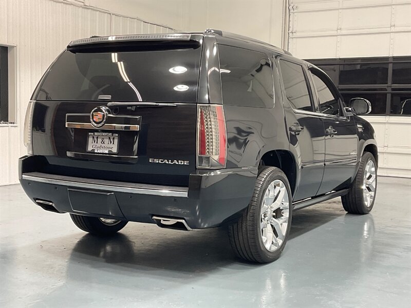 2013 Cadillac Escalade Premium Sport Utility AWD / 6.2L V8 / FULLY LOADED  / Leather w. Heated & Cooled Seats / DVD / Navigation / Backup Camera / 3RD ROW SEAT - Photo 8 - Gladstone, OR 97027