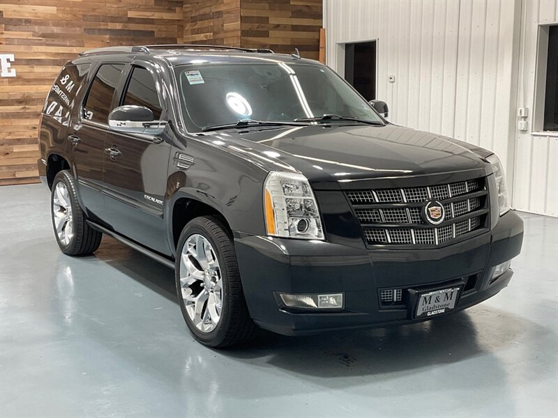 2013 Cadillac Escalade Premium Sport Utility AWD / 6.2L V8 / FULLY LOADED  / Leather w. Heated & Cooled Seats / DVD / Navigation / Backup Camera / 3RD ROW SEAT - Photo 2 - Gladstone, OR 97027