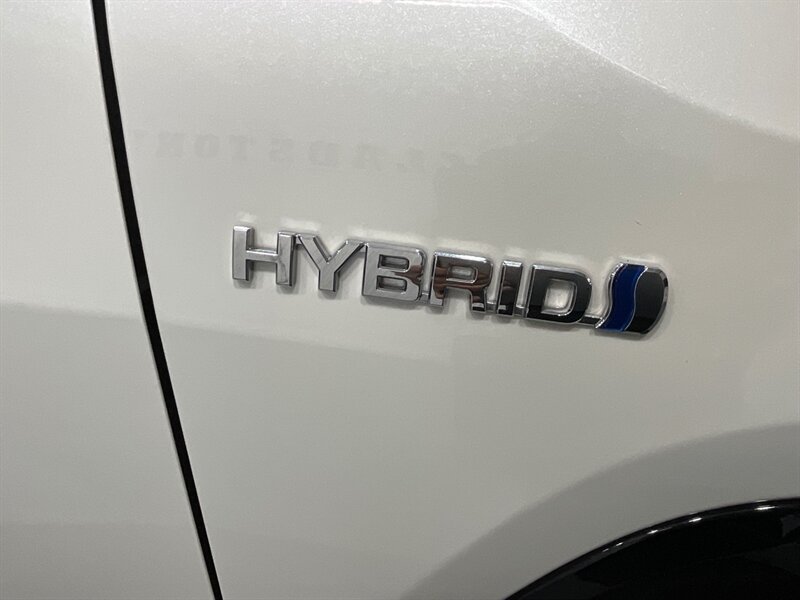 2020 Toyota RAV4 Hybrid XSE Sport Utility AWD / 2.5L 4Cyl Hybrid  / LOCAL SUV - Photo 31 - Gladstone, OR 97027