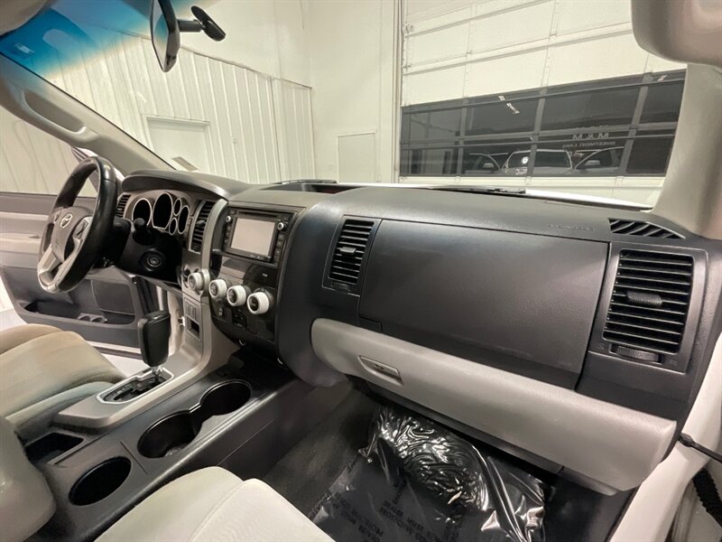 2016 Toyota Sequoia SR5 Sport Utility 4WD / 5.7L V8 / 3RD Row Seat  /BRAND NEW TIRES/  LOCAL SUV w/ZERO RUST / Backup Camera - Photo 41 - Gladstone, OR 97027