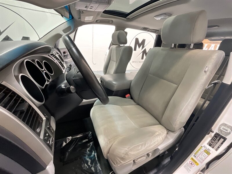 2016 Toyota Sequoia SR5 Sport Utility 4WD / 5.7L V8 / 3RD Row Seat  /BRAND NEW TIRES/  LOCAL SUV w/ZERO RUST / Backup Camera - Photo 34 - Gladstone, OR 97027