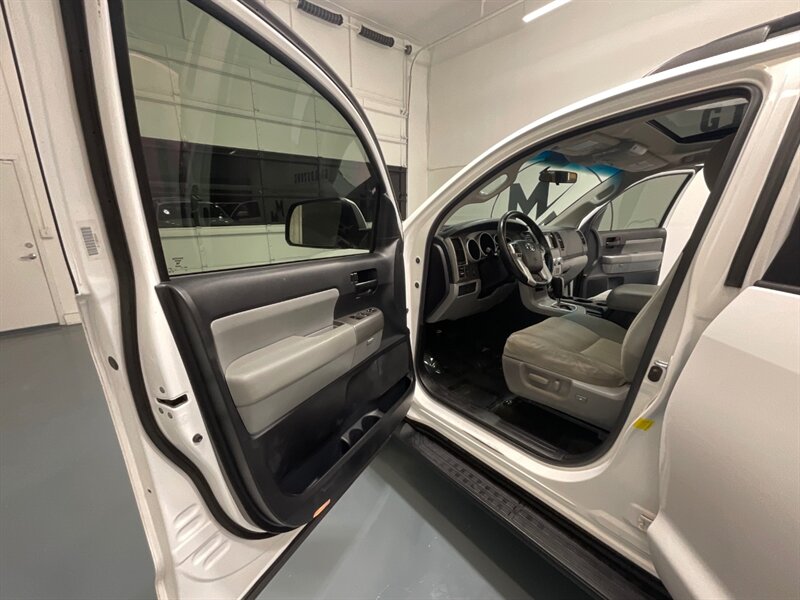 2016 Toyota Sequoia SR5 Sport Utility 4WD / 5.7L V8 / 3RD Row Seat  /BRAND NEW TIRES/  LOCAL SUV w/ZERO RUST / Backup Camera - Photo 33 - Gladstone, OR 97027