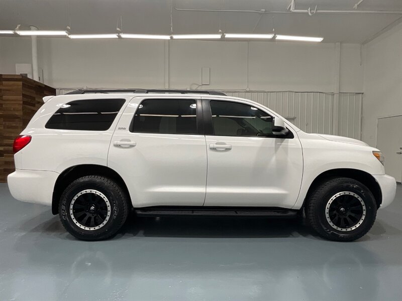 2016 Toyota Sequoia SR5 Sport photo 4