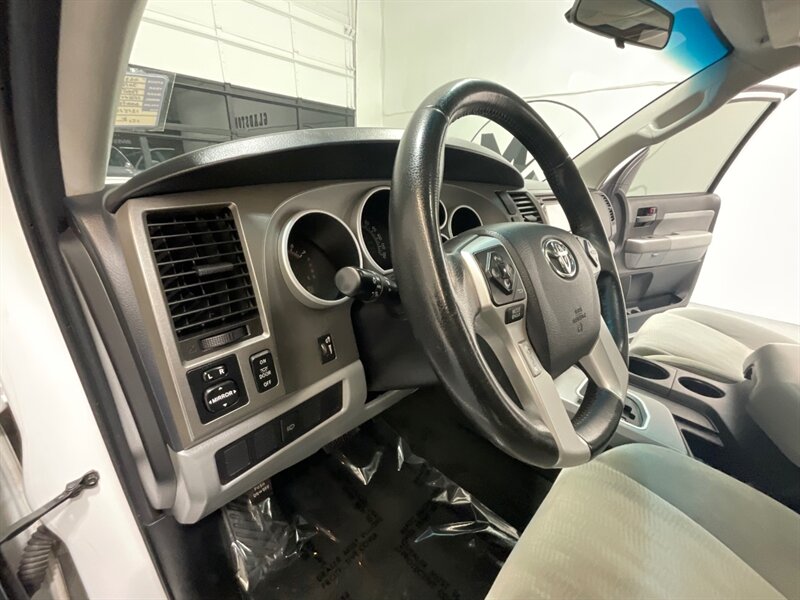 2016 Toyota Sequoia SR5 Sport Utility 4WD / 5.7L V8 / 3RD Row Seat  /BRAND NEW TIRES/  LOCAL SUV w/ZERO RUST / Backup Camera - Photo 45 - Gladstone, OR 97027