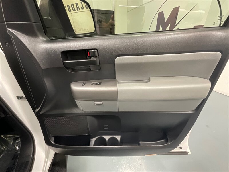 2016 Toyota Sequoia SR5 Sport Utility 4WD / 5.7L V8 / 3RD Row Seat  /BRAND NEW TIRES/  LOCAL SUV w/ZERO RUST / Backup Camera - Photo 32 - Gladstone, OR 97027