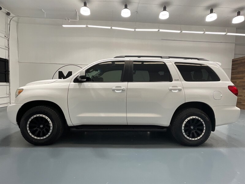 2016 Toyota Sequoia SR5 Sport photo 3