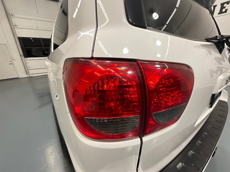 2016 Toyota Sequoia SR5 Sport Utility 4WD / 5.7L V8 / 3RD Row Seat  /BRAND NEW TIRES/  LOCAL SUV w/ZERO RUST / Backup Camera - Photo 28 - Gladstone, OR 97027