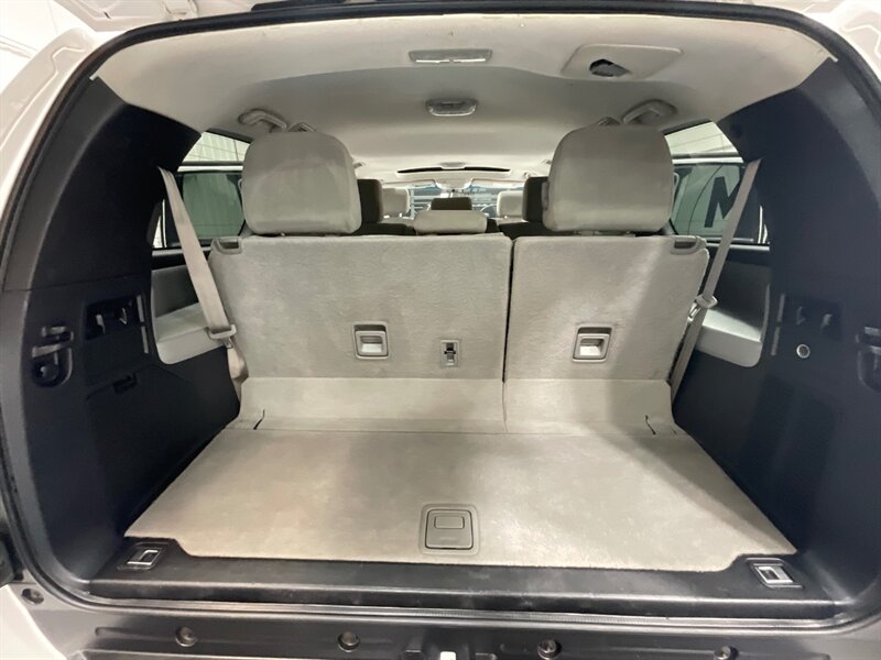 2016 Toyota Sequoia SR5 Sport Utility 4WD / 5.7L V8 / 3RD Row Seat  /BRAND NEW TIRES/  LOCAL SUV w/ZERO RUST / Backup Camera - Photo 14 - Gladstone, OR 97027