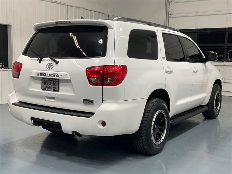 2016 Toyota Sequoia SR5 Sport Utility 4WD / 5.7L V8 / 3RD Row Seat  /BRAND NEW TIRES/  LOCAL SUV w/ZERO RUST / Backup Camera - Photo 7 - Gladstone, OR 97027