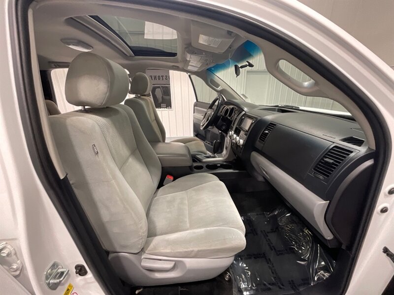 2016 Toyota Sequoia SR5 Sport Utility 4WD / 5.7L V8 / 3RD Row Seat  /BRAND NEW TIRES/  LOCAL SUV w/ZERO RUST / Backup Camera - Photo 13 - Gladstone, OR 97027