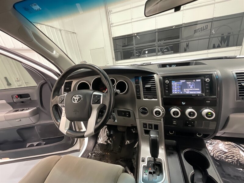 2016 Toyota Sequoia SR5 Sport Utility 4WD / 5.7L V8 / 3RD Row Seat  /BRAND NEW TIRES/  LOCAL SUV w/ZERO RUST / Backup Camera - Photo 16 - Gladstone, OR 97027