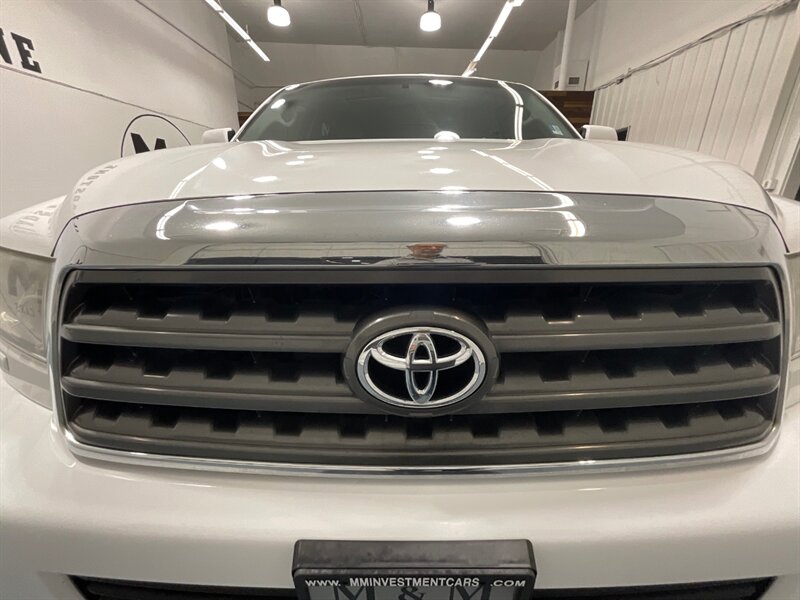 2016 Toyota Sequoia SR5 Sport Utility 4WD / 5.7L V8 / 3RD Row Seat  /BRAND NEW TIRES/  LOCAL SUV w/ZERO RUST / Backup Camera - Photo 30 - Gladstone, OR 97027