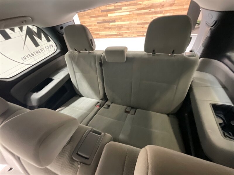 2016 Toyota Sequoia SR5 Sport Utility 4WD / 5.7L V8 / 3RD Row Seat  /BRAND NEW TIRES/  LOCAL SUV w/ZERO RUST / Backup Camera - Photo 36 - Gladstone, OR 97027