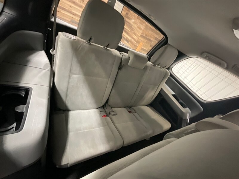 2016 Toyota Sequoia SR5 Sport Utility 4WD / 5.7L V8 / 3RD Row Seat  /BRAND NEW TIRES/  LOCAL SUV w/ZERO RUST / Backup Camera - Photo 11 - Gladstone, OR 97027