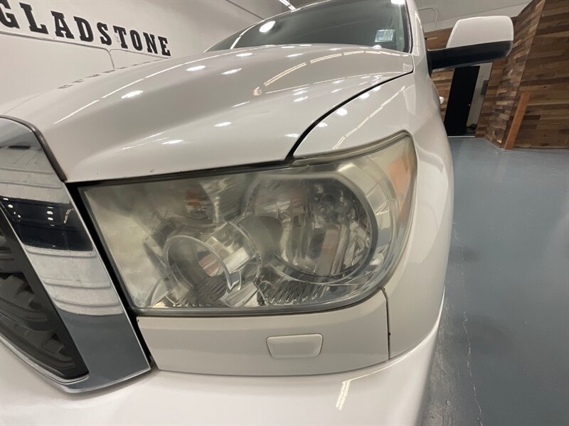 2016 Toyota Sequoia SR5 Sport Utility 4WD / 5.7L V8 / 3RD Row Seat  /BRAND NEW TIRES/  LOCAL SUV w/ZERO RUST / Backup Camera - Photo 26 - Gladstone, OR 97027