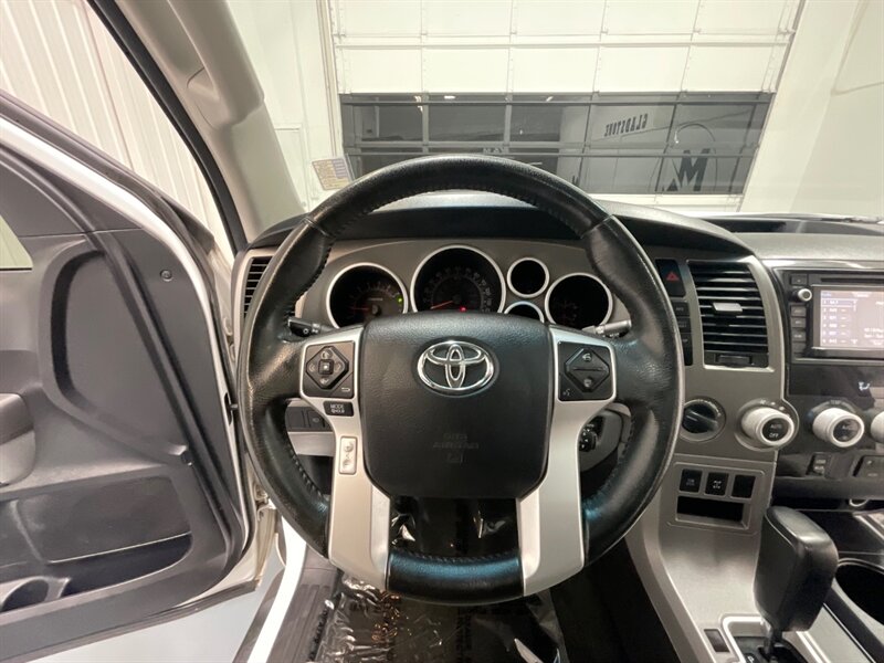 2016 Toyota Sequoia SR5 Sport Utility 4WD / 5.7L V8 / 3RD Row Seat  /BRAND NEW TIRES/  LOCAL SUV w/ZERO RUST / Backup Camera - Photo 20 - Gladstone, OR 97027