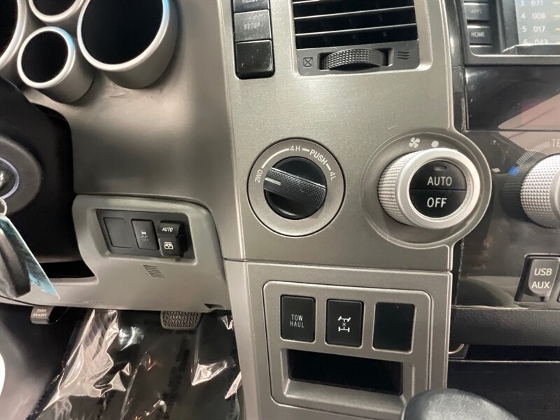 2016 Toyota Sequoia SR5 Sport Utility 4WD / 5.7L V8 / 3RD Row Seat  /BRAND NEW TIRES/  LOCAL SUV w/ZERO RUST / Backup Camera - Photo 19 - Gladstone, OR 97027