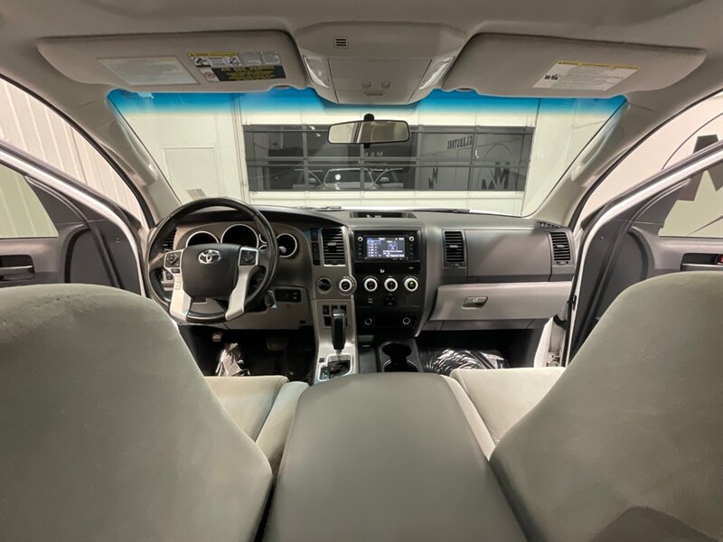 2016 Toyota Sequoia SR5 Sport Utility 4WD / 5.7L V8 / 3RD Row Seat  /BRAND NEW TIRES/  LOCAL SUV w/ZERO RUST / Backup Camera - Photo 38 - Gladstone, OR 97027