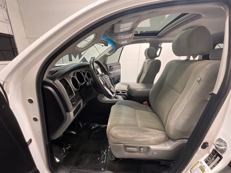 2016 Toyota Sequoia SR5 Sport Utility 4WD / 5.7L V8 / 3RD Row Seat  /BRAND NEW TIRES/  LOCAL SUV w/ZERO RUST / Backup Camera - Photo 9 - Gladstone, OR 97027