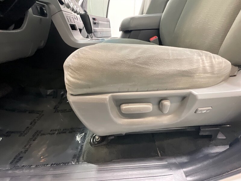 2016 Toyota Sequoia SR5 Sport Utility 4WD / 5.7L V8 / 3RD Row Seat  /BRAND NEW TIRES/  LOCAL SUV w/ZERO RUST / Backup Camera - Photo 35 - Gladstone, OR 97027