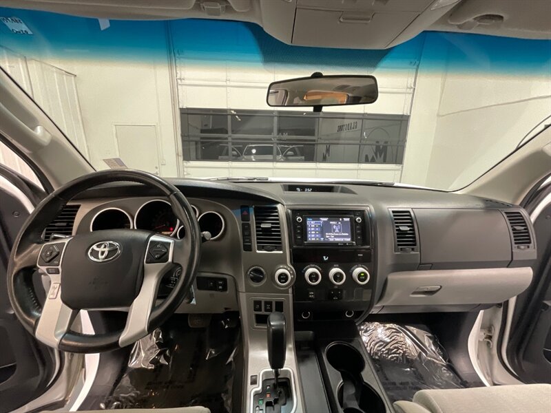 2016 Toyota Sequoia SR5 Sport Utility 4WD / 5.7L V8 / 3RD Row Seat  /BRAND NEW TIRES/  LOCAL SUV w/ZERO RUST / Backup Camera - Photo 42 - Gladstone, OR 97027