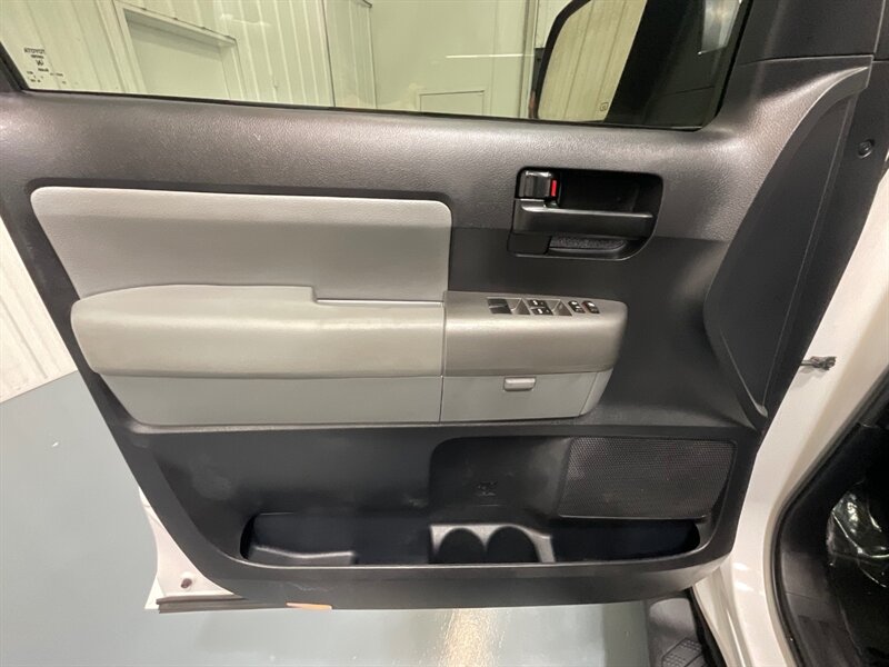 2016 Toyota Sequoia SR5 Sport Utility 4WD / 5.7L V8 / 3RD Row Seat  /BRAND NEW TIRES/  LOCAL SUV w/ZERO RUST / Backup Camera - Photo 31 - Gladstone, OR 97027