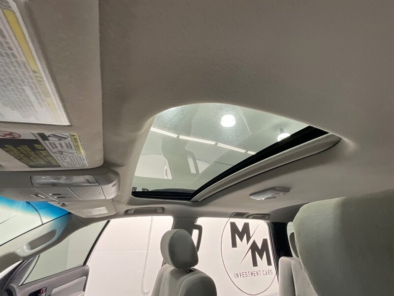 2016 Toyota Sequoia SR5 Sport Utility 4WD / 5.7L V8 / 3RD Row Seat  /BRAND NEW TIRES/  LOCAL SUV w/ZERO RUST / Backup Camera - Photo 15 - Gladstone, OR 97027